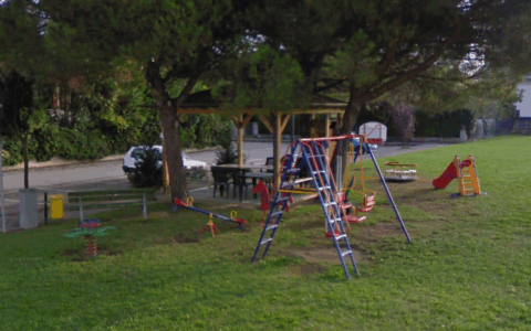 Accerchiano un 27enne al parco, poi lo aggrediscono e gli rubano il portafoglio