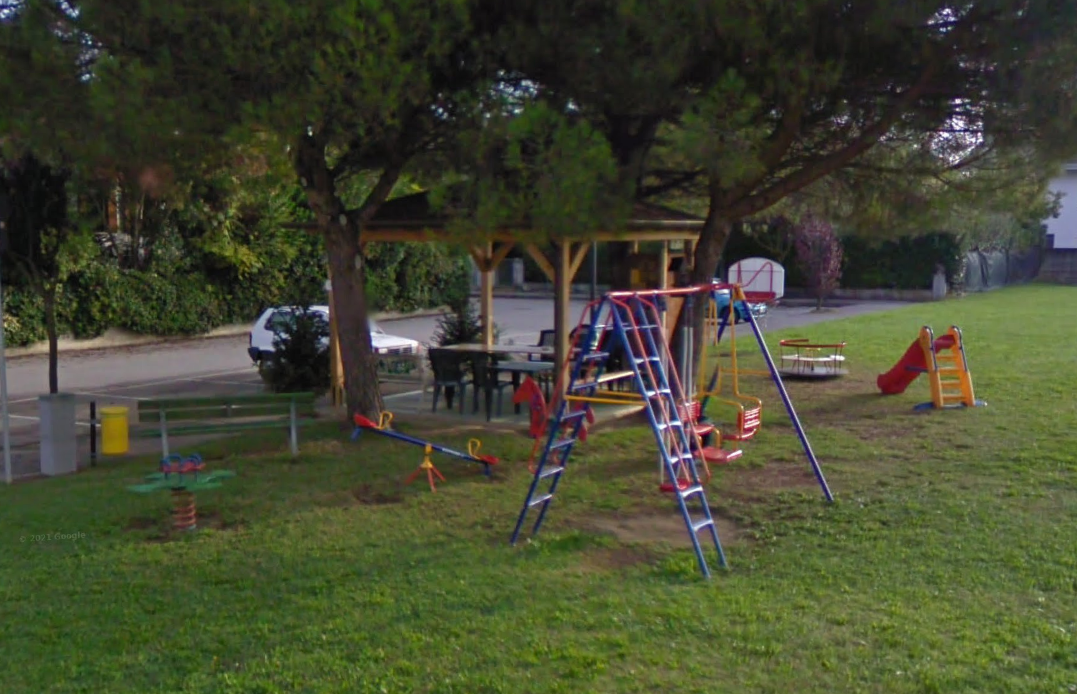 Accerchiano un 27enne al parco, poi lo aggrediscono e gli rubano il portafoglio