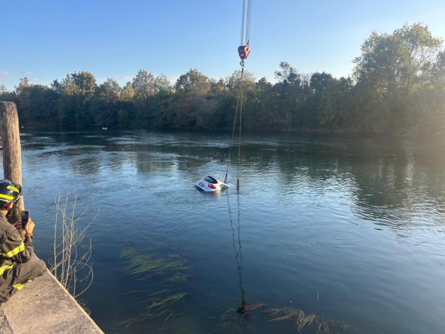 Madre e due figli salgono in macchina e si gettano nel fiume: a una settimana di distanza, ritrovati tutti i corpi