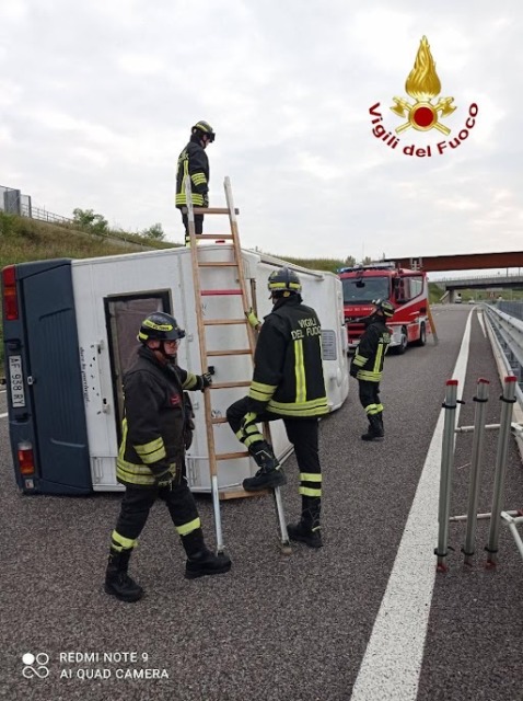 Camper che si rovescia lungo la Pedemontana, ferita una passeggera