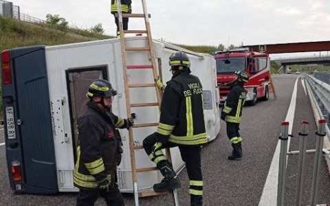 Camper che si rovescia lungo la Pedemontana, ferita una passeggera