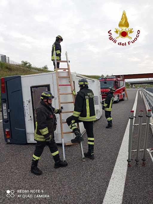Camper che si rovescia lungo la Pedemontana, ferita una passeggera