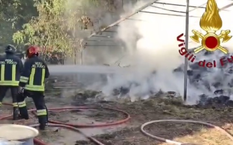 Paura per un ricovero attrezzi adiacente al fienile, che va a fuoco