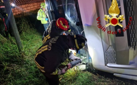 Mezzo pesante si ribalta e finisce fuori strada a Vedelago: ferito il conducente