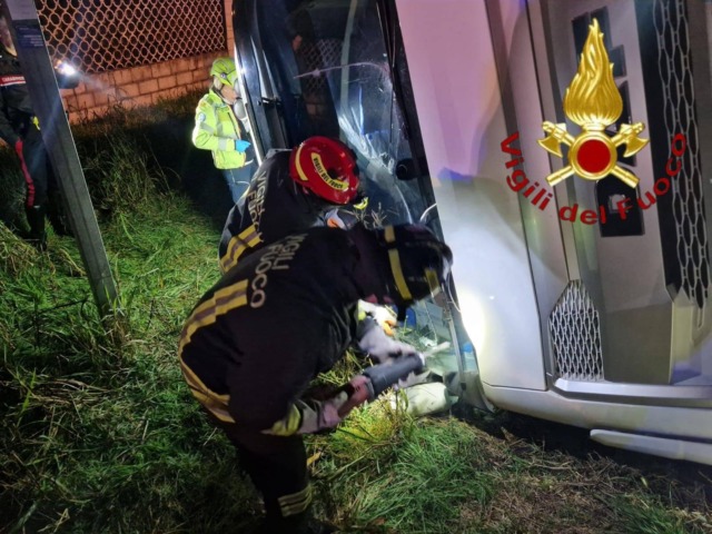 Mezzo pesante si ribalta e finisce fuori strada a Vedelago: ferito il conducente