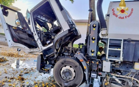 Macchina spazzatrice a metano va in fiamme mentre pulisce le strade, due operatori lievemente intossicati