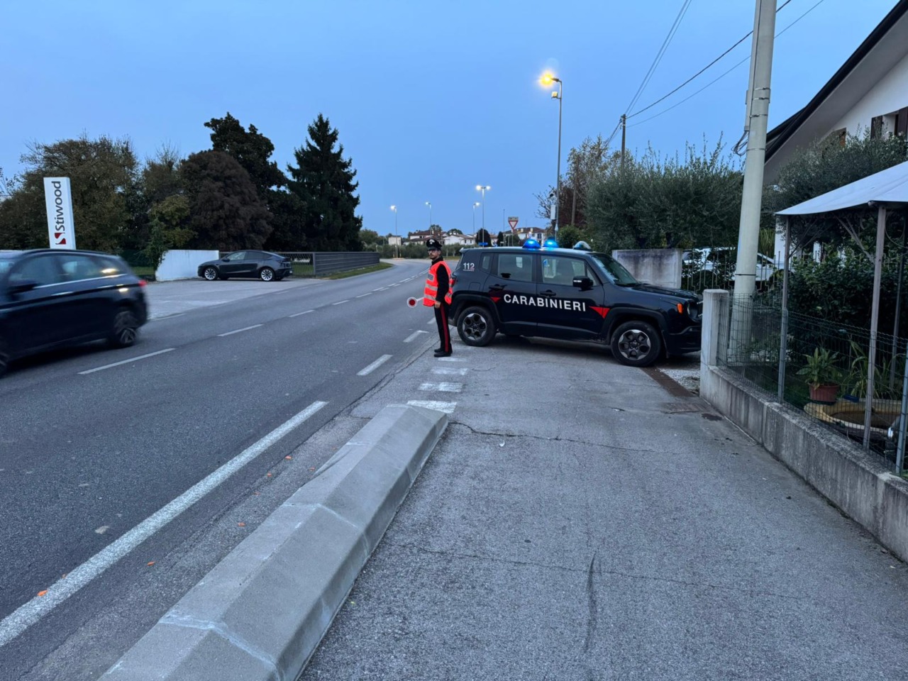 Vespa 125 esce di strada a Vacil di Breda di Piave: 43enne in fin di vita, fratture per un 48enne