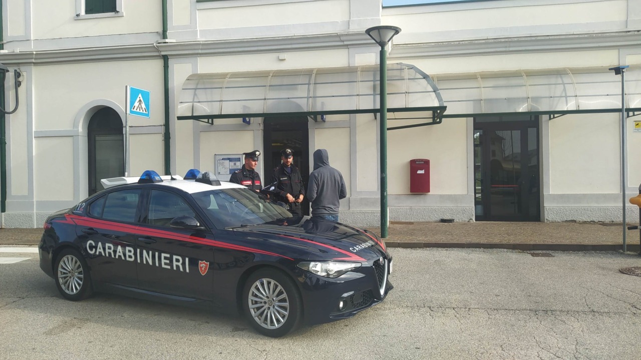 Mentre aspettano il treno, lanciano sassi contro i monitor della stazione di Montebelluna