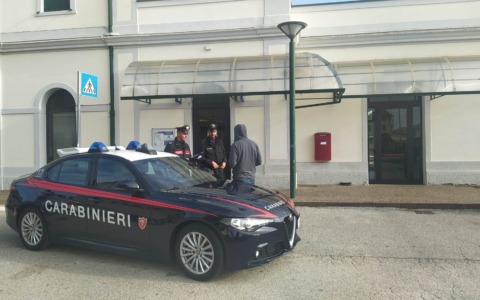 Mentre aspettano il treno, lanciano sassi contro i monitor della stazione di Montebelluna