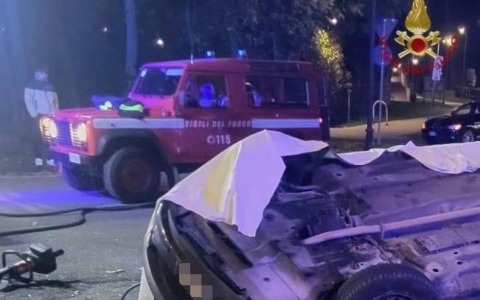 Devastante schianto contro una fontana ad Asiago: morti tre giovani di 20 anni, salvo un amico trevigiano