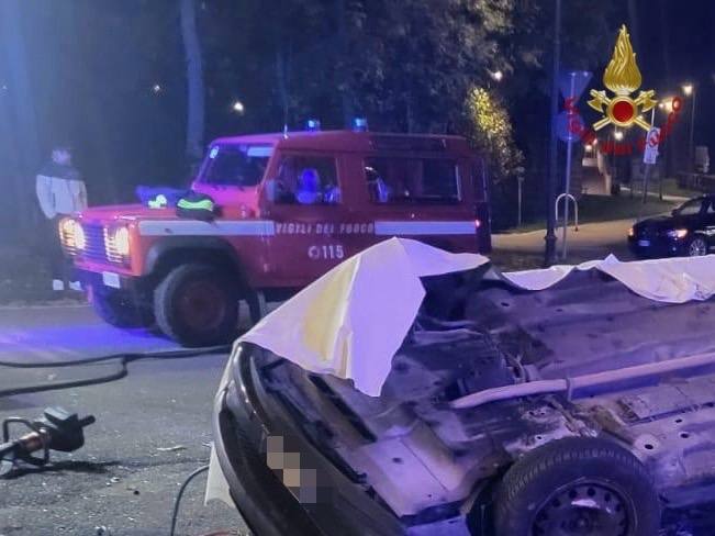 Devastante schianto contro una fontana ad Asiago: morti tre giovani di 20 anni, salvo un amico trevigiano