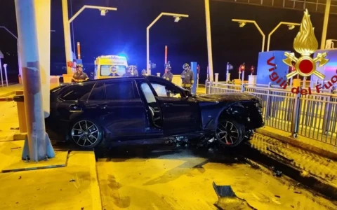 Auto si schianta contro il casello della Pedemontana: una persona ferita