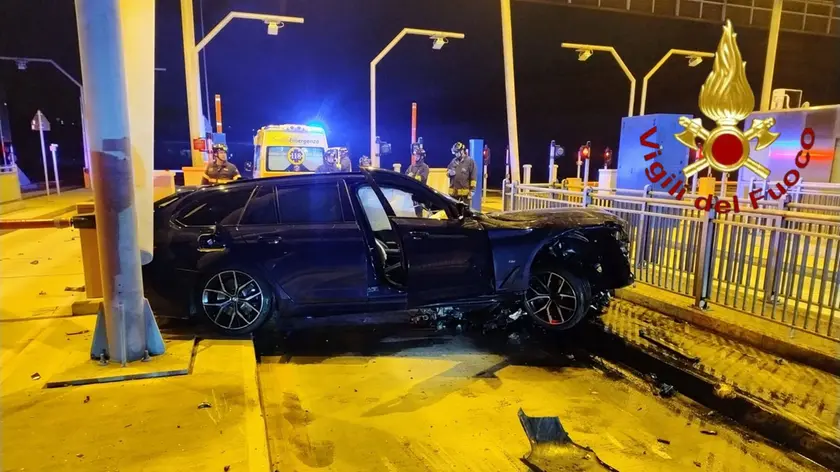 Auto si schianta contro il casello della Pedemontana: una persona ferita