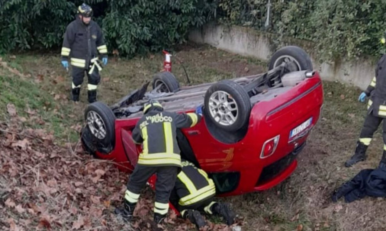 Auto esce di strada e si ribalta a testa in giù a Villorba