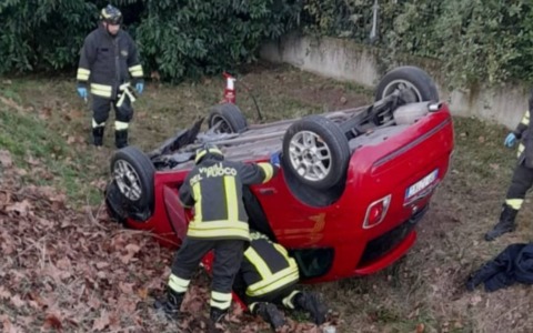 Auto esce di strada e si ribalta a testa in giù a Villorba