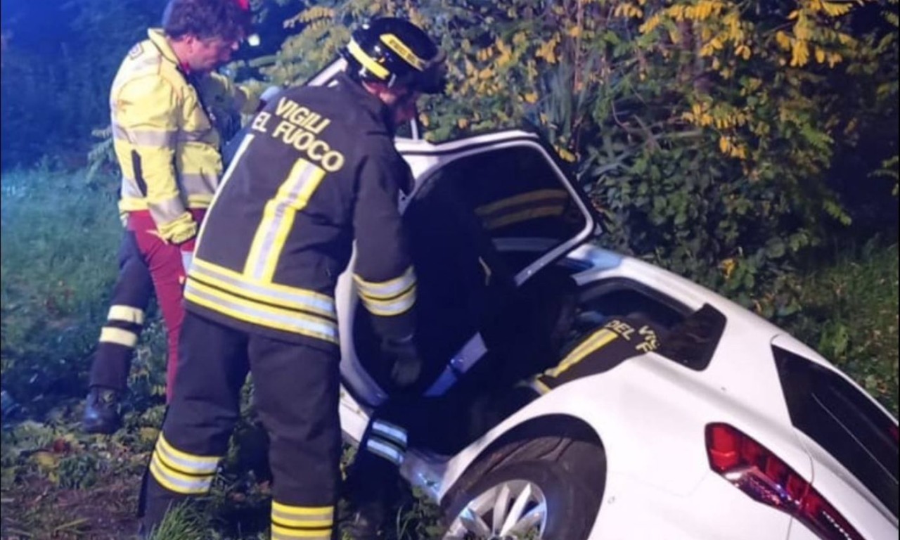 Perde il controllo dell’auto ed esce fuori strada, ferito un 24enne