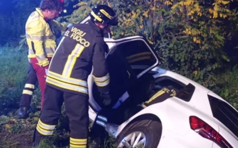 Perde il controllo dell’auto ed esce fuori strada, ferito un 24enne