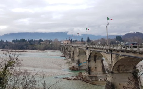 14enne si lancia dal ponte sul Piave a Vidor dopo una lite col padre: è gravissimo