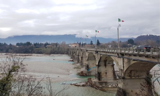 14enne si lancia dal ponte sul Piave a Vidor dopo una lite col padre: è gravissimo