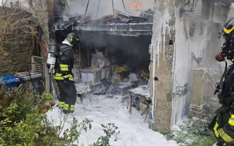 Incendio a Castello di Godego, a fuoco un un capanno-magazzino