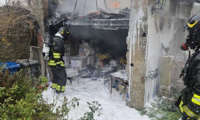 Incendio a Castello di Godego, a fuoco un un capanno-magazzino