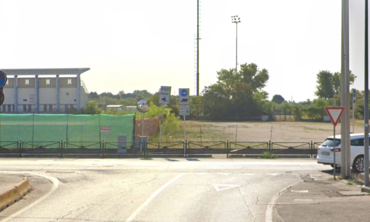 54enne ubriaco provoca due incidenti, poi scende dall’auto e scappa a gambe levate