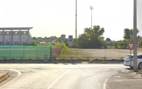 54enne ubriaco provoca due incidenti, poi scende dall’auto e scappa a gambe levate