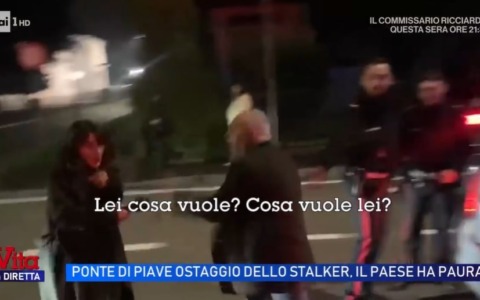 Paura a Ponte di Piave: 60enne aggredisce il parroco e minaccia la sindaca, poi l’attacco alla troupe della Vita in Diretta