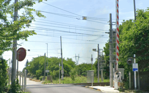 Paura a Paese: scuolabus resta incastrato al passaggio a livello con 16 bambini a bordo