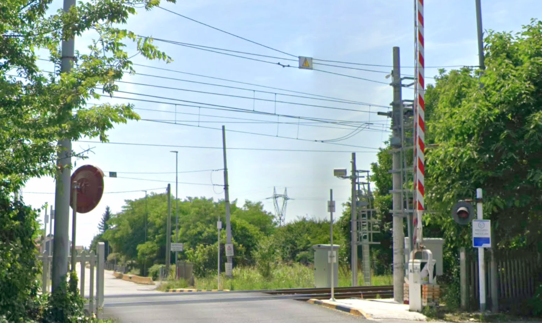Paura a Paese: scuolabus resta incastrato al passaggio a livello con 16 bambini a bordo