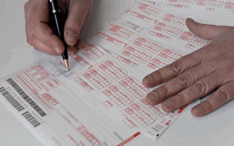 Infermiera ruba i blocchetti delle ricette ai dottori e li usa con la sua firma per comprare medicinali