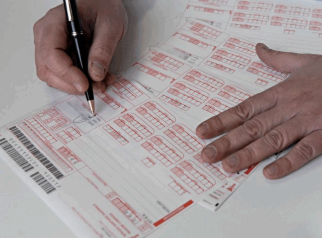 Infermiera ruba i blocchetti delle ricette ai dottori e li usa con la sua firma per comprare medicinali