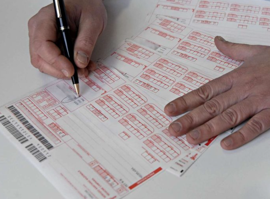 Infermiera ruba i blocchetti delle ricette ai dottori e li usa con la sua firma per comprare medicinali