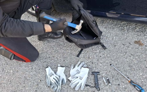 Scoperti in giro per Castelfranco Veneto con martello, frangivetro e altri strumenti per scassinare