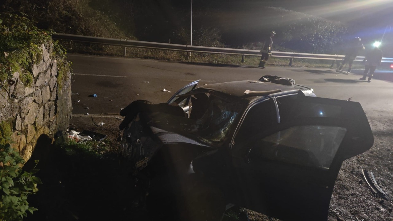 Notte di paura a Castelcucco: tre giovani feriti in uno schianto