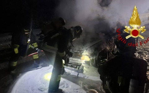 Accosta l’auto in tangenziale e scende poco prima che prenda fuoco