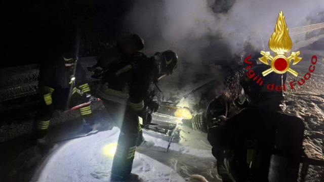 Accosta l’auto in tangenziale e scende poco prima che prenda fuoco