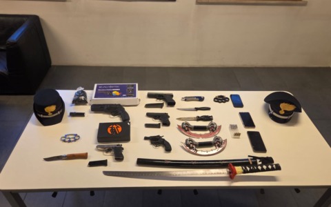 Minacciano il rider con una pistola: “Dacci le pizze”. Scoperti i responsabili: in casa altre armi, coltelli e una katana