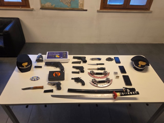 Minacciano il rider con una pistola: “Dacci le pizze”. Scoperti i responsabili: in casa altre armi, coltelli e una katana