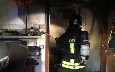 Incendio in abitazione: intossicata la padrona di casa