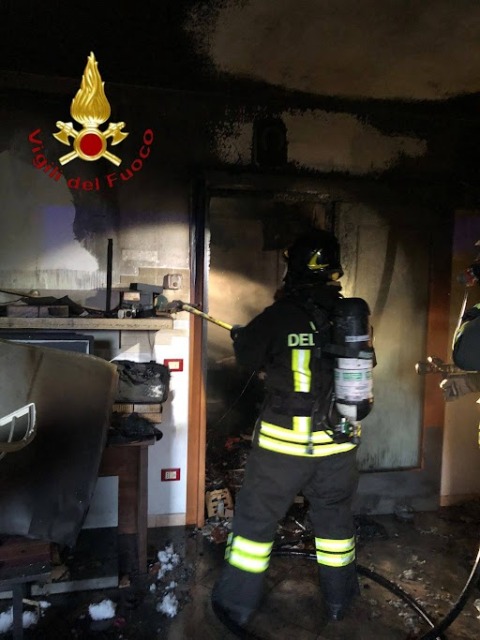 Incendio in abitazione: intossicata la padrona di casa