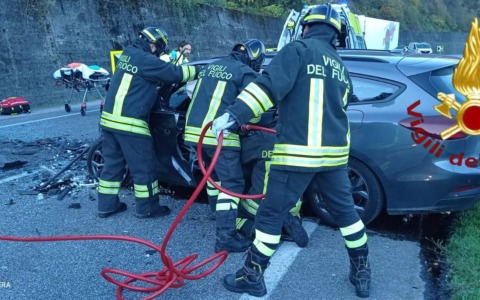 Scontro frontale tra due auto a Pederobba: due feriti, uno è grave