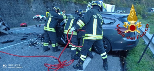 Scontro frontale tra due auto a Pederobba: due feriti, uno è grave