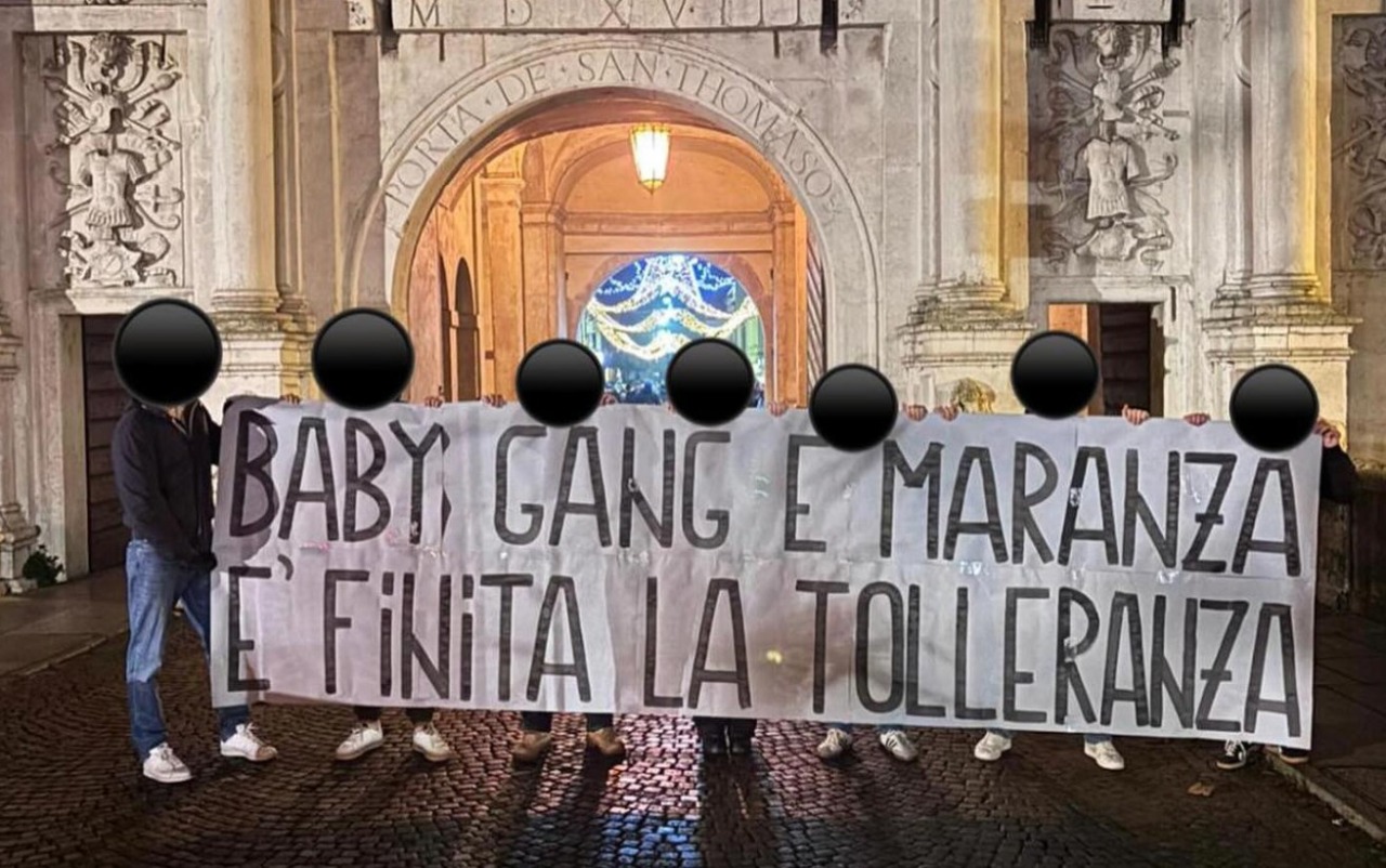 Striscione contro le baby gang dopo la rissa di Porta San Tommaso a Treviso
