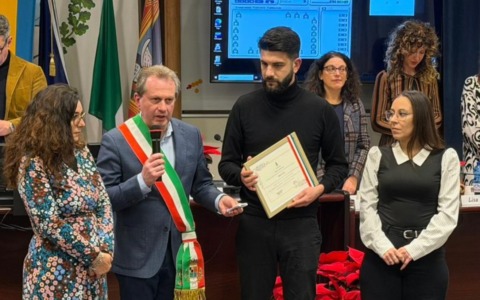 Salva uno studente che rischia di soffocare con una caramella a scuola: bidello premiato a Villorba