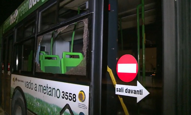 Scontri dopo la partita Treviso-Mestre, identificato l’autore del lancio della bottiglia che ha sfondato il vetro del bus Mom
