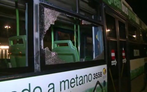 Attacco ai tifosi del Mestre dopo la partita a Treviso: bus distrutto e due feriti