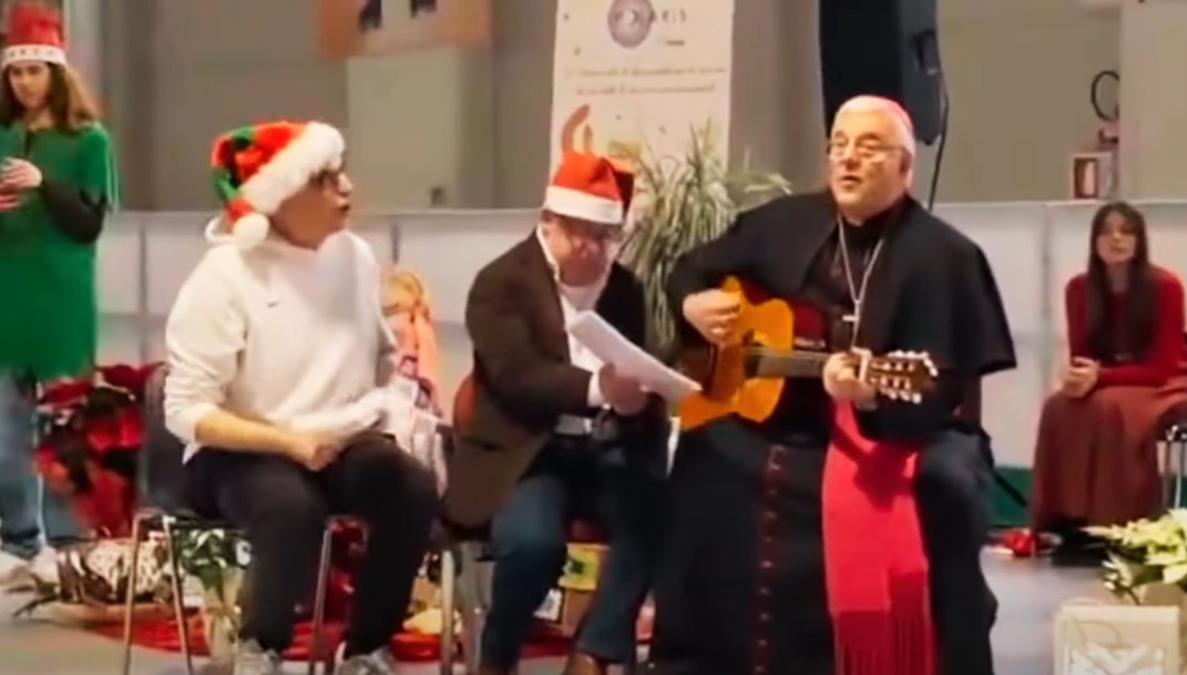 Il Vescovo Tomasi canta “Io, Vagabondo” dei Nomadi all’incontro con le associazioni della disabilità a Silea