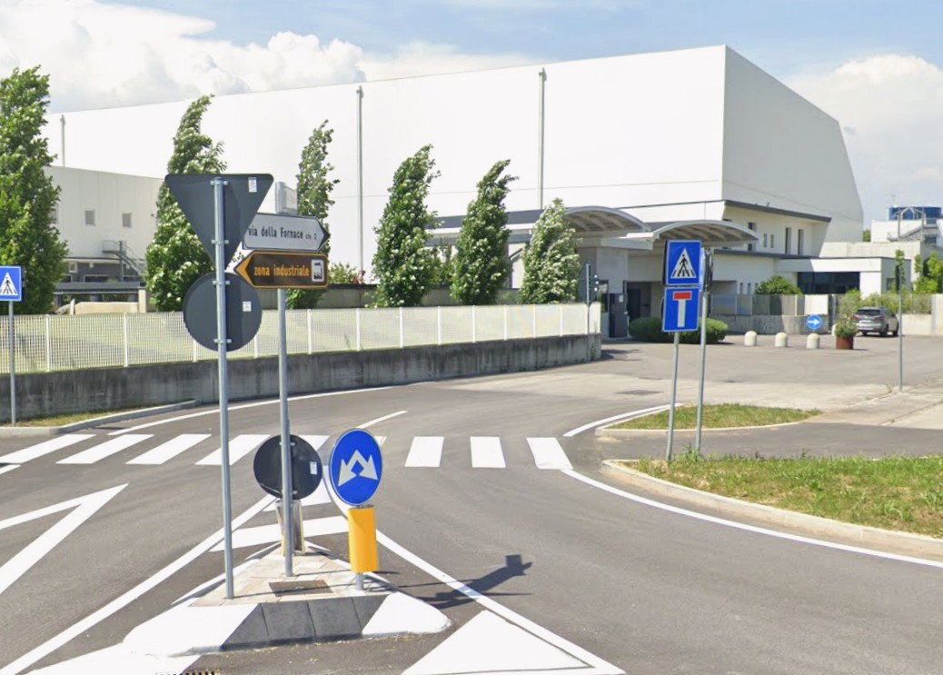 Albaredo di Vedelago, auto contro colonnina del gas