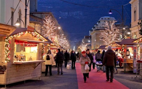 Finti elettricisti in azione all’alba: rubato il cavo che alimentava il Villaggio di Natale
